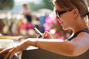 Frau mit Smartphone